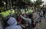Des manifestants font face aux forces de police à Bogota le 9 septembre 2020, secouée par des émeutes après la mort d'un homme victime de bavure policière