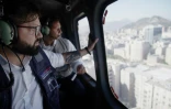 Photo diffusée par la présidence chilienne montre le président chilien Gabriel Boric survolant Santiago en hélicoptère lors d'une panne d'électricité, le 25 février 2025