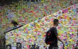 Des murs couverts de post-it avec des slogans déposés par des manifestants prodémocratie, le 2 juillet 2019 à Hong Kong
