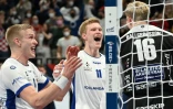 La joie des Icelandais Ellidi vidarsson, Ymir Gislason et du gardien Viktor Hallgrimsson, après la victoire, 29-21 face à la France, lors du match du tour préliminaire de l'Euro-2022 de handball face à la France, le 22 janvier 2022 à Budapest