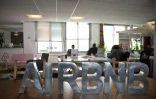 Des employés d'Airbnb dans les bureaux de la société le 21 avril 2015 à Paris
