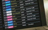 Un écran affiche des vols annulés en provenance de Dubai, le 1er mars 2026 à l'aéroport international Heathrow de Londres 