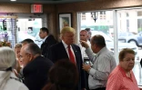 Le candidat républicain à la présidentielle américaine Donald Trump écoute un homme dans un café boulangerie à Miami, le 27 septembre 2016 en Floride