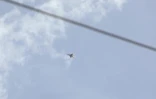 Un avion de combat israélien tire une roquette alors qu'il survole une zone proche de Damas, le 30 avril 2025
