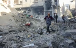 Des Palestiniens sur le site d'une frappe israélienne nocturne, à Jabalia, dans le centre de la bande de Gaza, le 30 mai 2025