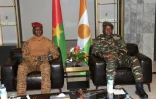 Les chef des régimes militaires du Burkina Faso, le capitaine Ibrahim Traore, à gauche, et du Niger, le général Abdourahamane Tiani, à droite, à Niamey le 5 juillet 2024