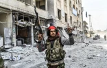 Un rebelle syrien allié aux forces turques paradent dans la ville kurde d'Afrine, dans le nord-ouest de la Syrie, le 18 mars 2018