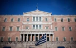 Un drapeau grec brandi par des manifestants devant le Parlement, à Athènes le 8 mai 2016