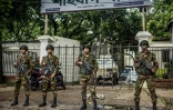 Des militaires devant un poste de police à Dacca, le 9 août 2024 au Bangladesh