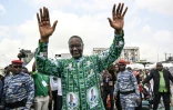 Tidjane Thiam (c), président du Parti démocratique de Côte d'Ivoire (PDCI), salue ses partisans à son arrivée pour un meeting de mobilisation pour l'élection présidentielle d'octobre 2025, à Yopougon, commune populaire d'Abidjan, le 15 février 2025