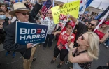 Un supporteur de Biden face à des supporteurs de Trump, devant un bâtiment officiel à Phoenix (Arizona), le 6 novembre 2020