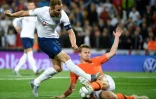 L'attaquant de l'Angleterre Harry Kane taclé par le défenseur des Pays-Bas Matthijs De Ligt lors de la demi-finale de Ligue des Nations à Guimaraes le 6 juin 2019