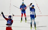 La joie du biathlète Johannes Thingnes Boe, vainqueur du relais mixte avec la Norvège, devant le Français Quentin Fillon-Maillet et le Russe Eduard Latypov, aux Jeux olympiques de Pékin, le 5 février 2022 au stade de ski de ski de fond de Zhangjiakou