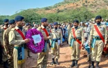 Des soldats pakistanais déposent une couronne de fleurs lors des funérailles d'un membre du Corps des frontières (FC) pakistanais tué lors d'accrochages à la frontière pakistano-afghane, le 17 octobre 2025 à Kohat 