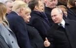 Le président russe Vladimir Poutine s'entretient avec son homologue américain Donal Trump, devant la chancelière allemande Angela Merkel, le 11 novembre 2018 à Paris.