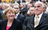 La chancelière allemande Angela Merkel et l'ancien chancelier Helmut Kohl, le 27 septembre 2012 à Berlin