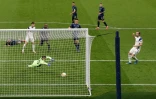 L'attaquant Harry Kane (d) ouvre le score pour Tottenham lors du 8e de finale retour de la Ligue Europa contre le Dinamo Zagreb, à Londres, le 11 mars 2021