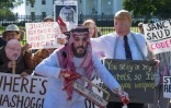 Des manifestants portant des masques de Donald Trump et du prince saoudien Mohammed ben Salmane rassemblés devant la Maison Blanche pour demander justice dans la disparition du journaliste saoudien Jamal Khashoggi, le 19 octobre 2018 à Washington