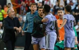 Echauffourée entre l'attaquant brésilien du Real Madrid Vincius (c) et des membres du staff technique de Valence, le 21 mai 2023 à Valence 