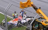 Le pilote français de Racing Bulls, Isack Hadjar (c.), quitte sa voiture après avoir subi une sortie de piste pendant le tour de formation avant le départ du Grand Prix d'Australie de F1, à Melbourne, le 16 mars 2025