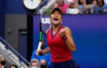 La Britannique Emma Raducanu se félicite d'un point gagné lors de la finale du simple dames de l'US Open qu'elle a remportée face à la Canadienne Leylah Fernandez au centre national de tennis Billie Jean King à  New York, le 11 septembre 2021
