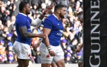 Le pilier du XV de France Mohammed Haouas (d) quitte le terrain après avoir reçu un carton rouge pour un coup de poing sur un joueur écossais, lors du match du Tournoi des Six nations, le 8 mars 2020 au Stade de Murrayfield à Edimbourg
