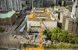 Des visiteurs sur une passerelle aérienne reliant les toits de bâtiments du centre-ville de Rotterdam, le 26 mai 2022 aux Pays-Bas