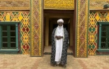 L'émir d'Argungu, Alhaji Samaila Muhammad Mera, pose pour une photo devant la cour de son palais à Argungu, dans l'État de Kebbi, au nord du Nigeria, le 12 avril 2025