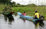Les Rangers arrêtent un bateau de pêche dans de la zone protégée du lac, dans la village flottant de Prek Toal au Cambodge, le 14 octobre 2020