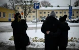 Des habitants se recueillent devant l'école de Vantaa, où un garçon de 12 ans a tué mardi par balles un élève de sa classe et gravement blessé deux filles, le 3 avril 2024 en Finlande