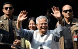 Le prix Nobel de la paix Muhammad Yunus (c), à la tête du gouvernement provisoire, arrive pour voter aux législatives, le 12 février 2026 à Dacca, au Bangladesh