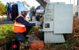 Un technicien d'Enedis répare un transformateur endommagé par la tempête le 13 janvier 2017 à Tregung