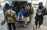 Des membres des forces de sécurité pakistanaises acheminent un blessé vers un hôpital après des attaques imputées à des séparatistes, le 31 janvier 2026 à Quetta, dans la province pakistanaise du Baloutchistan 