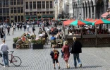 Des gens sont attablés en terrasse sur la Grand Place de Bruxelles le 9 mai 2021