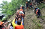 Des sauveteurs évacuent un blessé après un glissement de terrain, le 20 septembre 2018 dans le village de Tina-an, sur l'île philippine de Cebu