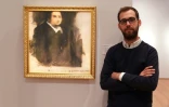 Pierre Fautrel devant le "Portrait d'Edmond de Belamy" créé par son collectif Obvious via un logiciel d'intelligence artificielle, le 22 octobre 2018 chez Christie's à New York