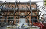 Un immeuble menaçant de s'effondrer, sécurisé par les services municipaux à Toulouse, le 14 avril 2025 en Haute-Garonne