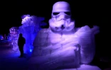 Une sculpture de glace représentant un stromtrooper, lors d'un festival de sculpture sur glace dédié à la saga, le 16 décembre 2015 à Liège, en Belgique
