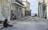 Des habitants près d'une maison détruite par un séisme sur l'île de Samos (Grèce), le 30 octobre 2020