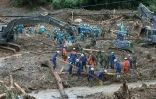 Des secouristes cherchent des personnes disparues après un glissement de terrain à Tsunagi (préfecture de Kumamoto) le 6 juillet 2020