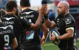 Le talonneur de Montpellier  Shalva Mamukashvili (d) est félicité par ses coéquipiers après un essai face à Castres en Coupe d'Europe à l'Altrad Stadium, le 11 décembre 2016 