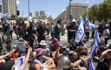 Les forces de sécurité israéliennes entourent des protestataires lors d'une manifestation près du Parlement à Jérusalem, le 11 juillet 2023