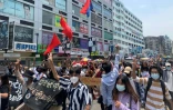 Des manifestants contre le coup d'Etat militaire en Birmanie, dans le quartier de Tarmwe à Rangoun le 26 avril 2021
