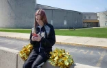 Image fournie par l'organisation ACLU de la pom pom girl américaine Brandi Levy devant le lycée de Mahanoy City, en Pennsylvanie