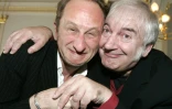 L'acteur belge Benoit Poelvoorde avec son compatriote Noël Godin, le 28 avril 2005 à Namur, en Belgique
