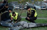 Des policiers ukrainiens inspectent les débris d'un drone russe après une frappe à Kiev le 30 septembre 2026