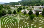 Vue aérienne du cimetière commémoratif de Srebrenica-Potocari, le 16 mai 2024 