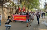 Photo fournie par une source anonyme d'une manifestation contre la junte militaire organisée le 10 avril 2021 à Mandalay