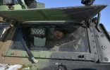 Oleg, soldat ukrainien de la 24e brigade mécanisée, dans un véhicule blindé de transport de troupes (VAB) de fabrication française lors d'un entraînement dans la région de Donetsk, le 16 février 2025 en Ukraine