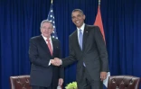 Les présidents américains et cubains, Barack Obama et Raul Castro se serrent la main lors d'une rencontre bilatérale, en marge de l'Assemblée générale des Nations Unies, le 29 septembre 2015 à New York 